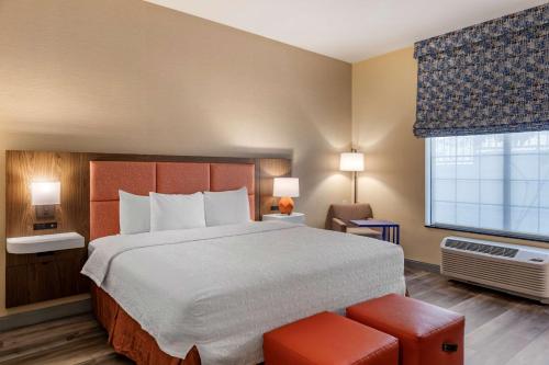 諾科的住宿－諾科/科羅娜希爾頓恆庭酒店，一间卧室设有一张大床和一个窗户。