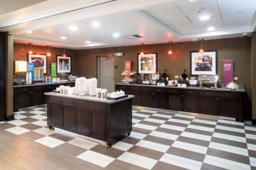 een kapsalon met een kassabalie in een kamer bij Hampton Inn Oxford/Conference Center in Oxford