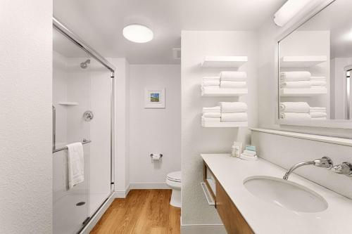 uma casa de banho branca com um lavatório e um WC em Hampton Inn Pawleys Island em Pawleys Island
