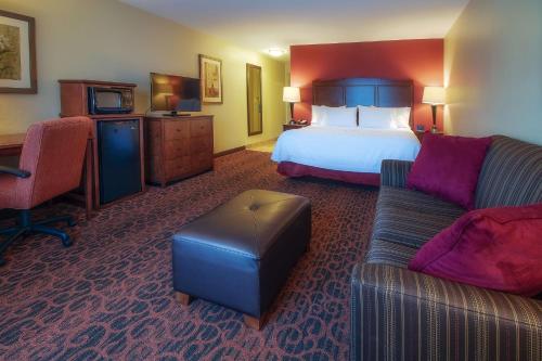 um quarto de hotel com uma cama e um sofá em Hampton Inn Oxford/Miami University Area em Oxford