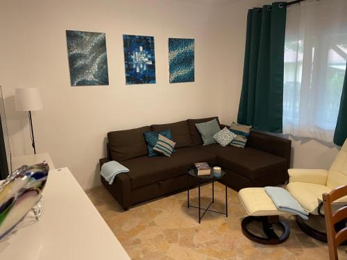 Ruang duduk di DOM Nyaraló