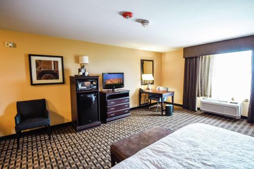 Habitación de hotel con cama y TV en Hampton Inn & Suites Pine Bluff, en Pine Bluff