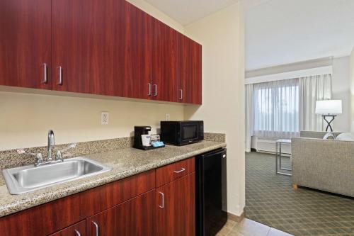 a kitchen with a sink and a microwave at Hampton Inn West Palm Beach-Lake Worth-Turnpike in Lake Worth