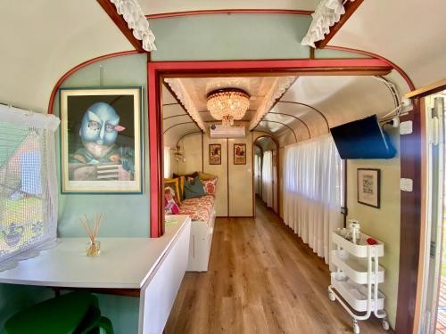 a train room with a bed and a table at Azienda agricola Della Mezzaluna in Stiava