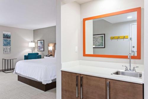 Habitación de hotel con cama y lavabo en Hampton Inn Perry en Perry