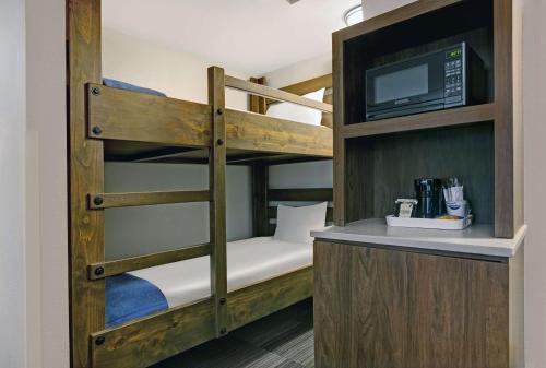ピジョン・フォージにあるHampton Inn & Suites Pigeon Forge On The Parkwayの二段ベッド1組、電子レンジが備わる二段ベッド付きの客室です。