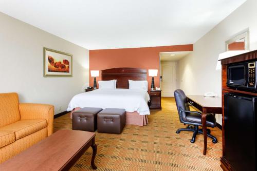 um quarto de hotel com uma cama e uma secretária em Hampton Inn Moss Point em Moss Point