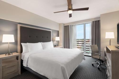 ein Hotelzimmer mit einem großen Bett und einem Fenster in der Unterkunft Homewood Suites University City Philadelphia in Philadelphia