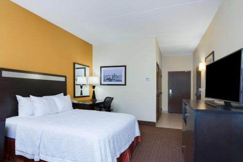 Μια τηλεόραση ή/και κέντρο ψυχαγωγίας στο Hampton Inn Pittsburgh/West Mifflin