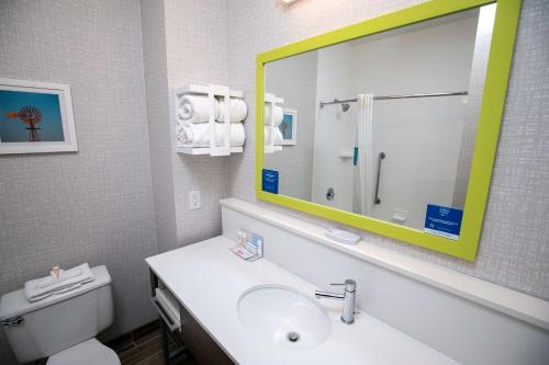 Ένα μπάνιο στο Hampton Inn Pickwick Dam-At Shiloh Falls