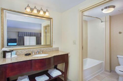 W łazience znajduje się umywalka, toaleta i lustro. w obiekcie Hampton Inn Pikeville w mieście Pikeville