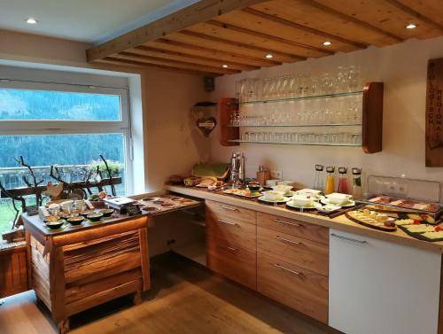 eine Küche mit einer Theke mit Lebensmitteln darauf in der Unterkunft Ferienwohnung 1 "Gilfert" in Fügenberg