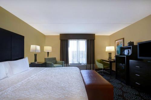 ein Hotelzimmer mit einem Bett und einem TV in der Unterkunft Hampton Inn & Suites Pensacola/Gulf Breeze in Gulf Breeze