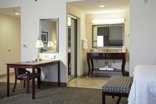 Habitación de hotel con escritorio y lavabo en Hampton Inn & Suites Prescott Valley, en Prescott Valley