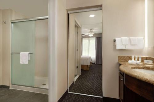 y baño con ducha y lavamanos. en Homewood Suites by Hilton Dover - Rockaway, en Dover