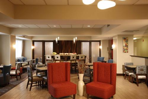 a restaurant with chairs and tables and a waiting room at Hampton Inn Pennsville in Pennsville