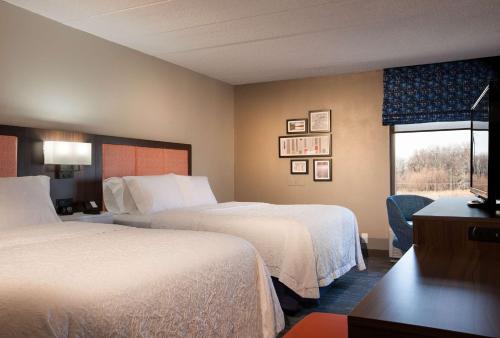 Habitación de hotel con 2 camas y ventana en Hampton Inn Pennsville, en Pennsville