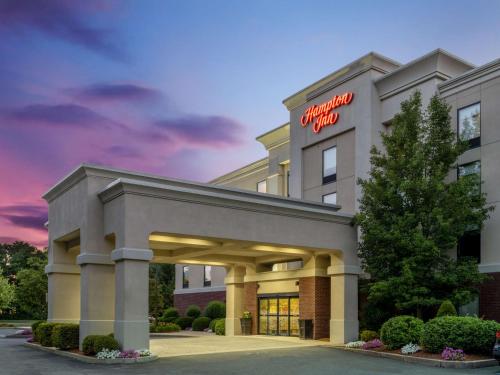 RaynhamにあるHampton Inn Raynham-Tauntonの建物の正面に看板があるホテル
