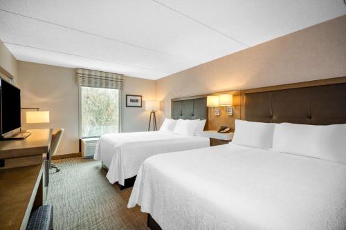 Postel nebo postele na pokoji v ubytování Hampton Inn Raynham-Taunton