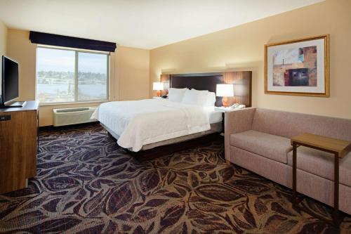 Habitación de hotel con cama y sofá en Hampton Inn & Suites Bremerton, en Bremerton
