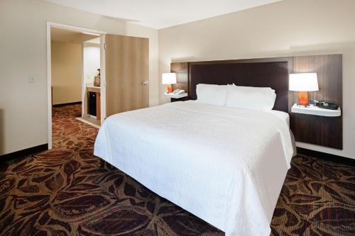 a large white bed in a hotel room at Hampton Inn & Suites Bremerton in Bremerton