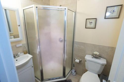 a bathroom with a shower and a toilet and a sink at Family 3-bedroom home (2nd floor near EWR/Outlet) in Elizabeth