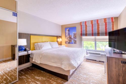 Habitación de hotel con cama y ventana grande en Hampton Inn & Suites Raleigh/Cary I-40 (PNC Arena), en Cary