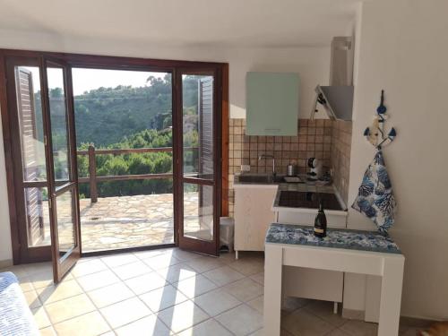 a kitchen with a view of a balcony at Un Tuffo nel Blu in Sperlonga