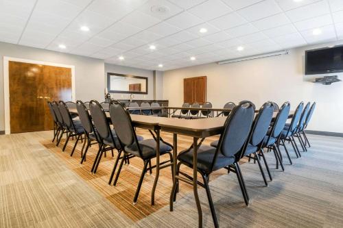 a conference room with a long table and chairs at Hampton Inn Richmond KY in Richmond