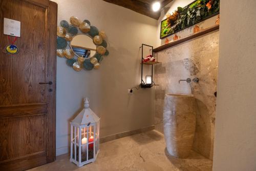 La salle de bains est pourvue d'une douche avec une bougie dans une cage. dans l'établissement Casa al Maestro B&B, à Radicofani
