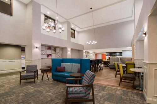Hampton Inn Wilson Downtownにあるシーティングエリア