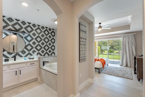 een badkamer met een wastafel en een spiegel bij Modern Luxury Retreat in Kissimmee