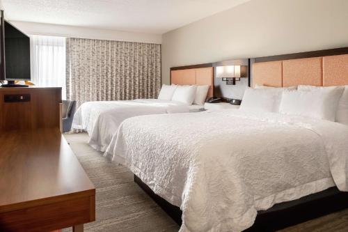 Un pat sau paturi într-o cameră la Hampton Inn Rockford