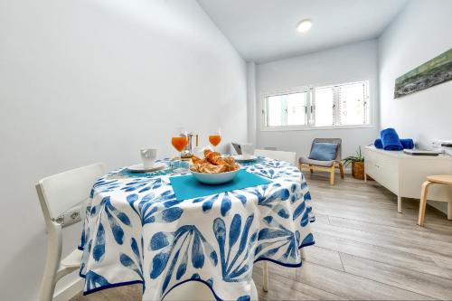 um quarto com uma mesa com uma tigela de comida em Studio El Greco near the Reducto beach em Arrecife