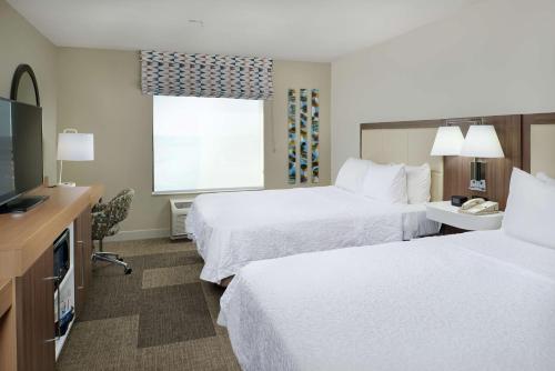 Ένα ή περισσότερα κρεβάτια σε δωμάτιο στο Hampton Inn & Suites Rogers