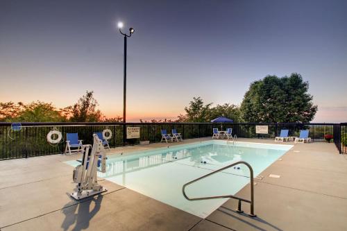 a swimming pool with chairs and tables at Hampton Inn Rolla in Rolla