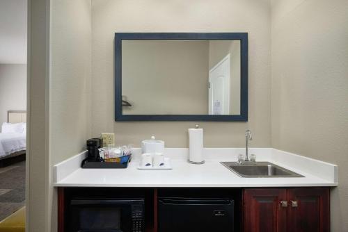 Ένα μπάνιο στο Hampton Inn & Suites Rogers