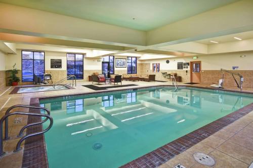 una grande piscina in una camera d'albergo di Hampton Inn & Suites Folsom a Folsom