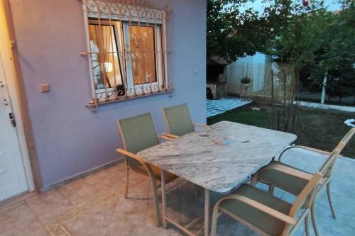 una mesa y sillas en un patio en Heaven House, en Sozopoli