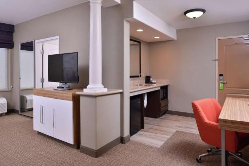 TV o dispositivi per l'intrattenimento presso Hampton Inn & Suites Woodland-Sacramento Area