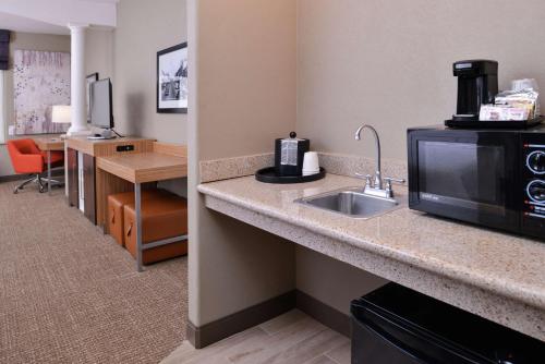 Cucina o angolo cottura di Hampton Inn & Suites Woodland-Sacramento Area