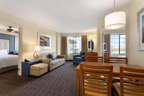 ein Hotelzimmer mit einem Bett und einem Wohnzimmer in der Unterkunft Homewood Suites by Hilton San Diego Airport-Liberty Station in San Diego