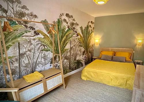 - une chambre avec un lit et une fresque murale de plantes dans l'établissement La Maison du bonheur GÎTE LE COQUET, à Largentière