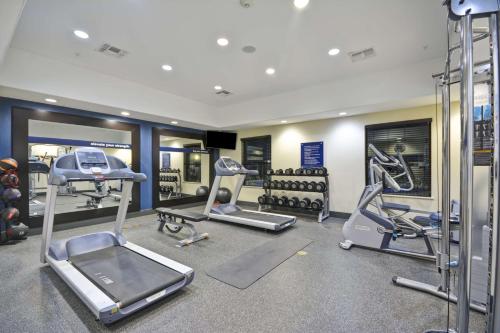 Fitness centrum a/nebo fitness zařízení v ubytování Hampton Inn Kenedy