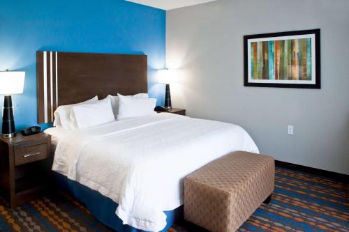 Postel nebo postele na pokoji v ubytování Hampton Inn Kenedy
