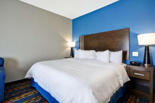 Postel nebo postele na pokoji v ubytování Hampton Inn Kenedy