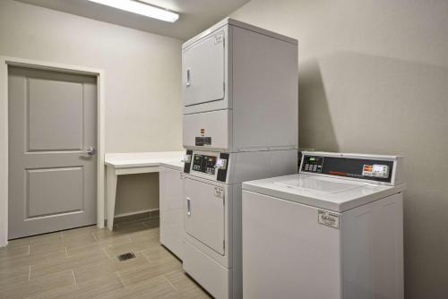 Kuchyň nebo kuchyňský kout v ubytování Hampton Inn Kenedy