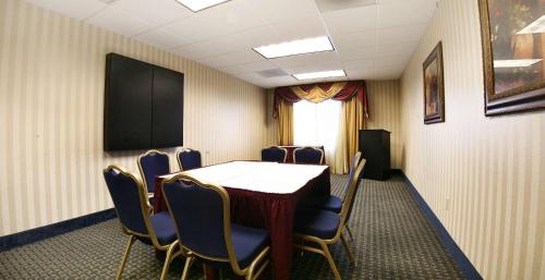 Hampton Inn & Suites Pittsburg – Photos 3