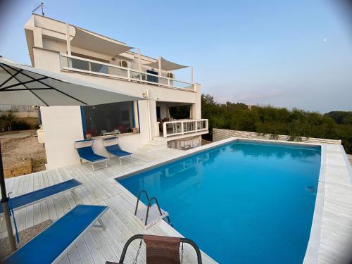eine Villa mit einem Pool und einem Haus in der Unterkunft Locazione Turistica Il Tucano in Agrigento