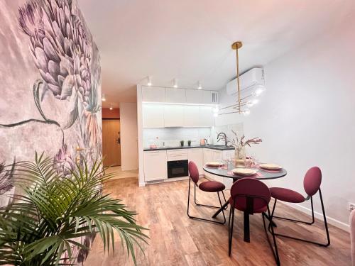 uma cozinha e sala de jantar com mesa e cadeiras em Villa Neptun - PREMIUM APARTMENTS em Gdansk
